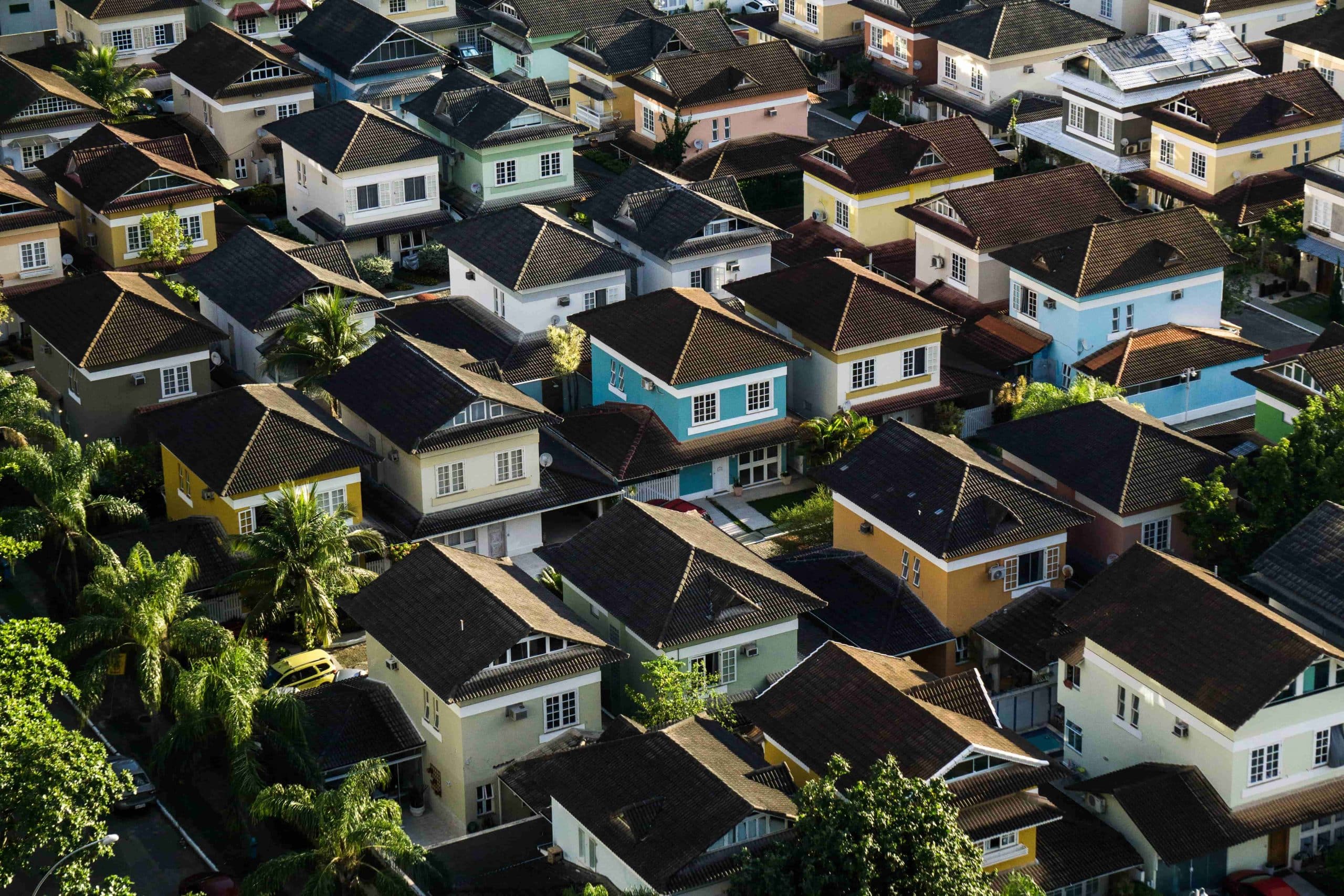 lotissement avec maisons colorées